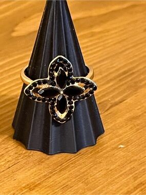 Black onyx like crystal four petal flower w/black rhinestones gold tone size 9